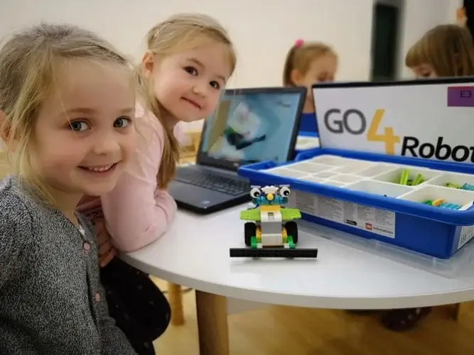 Dziewczynki podczas zajęć z programowania