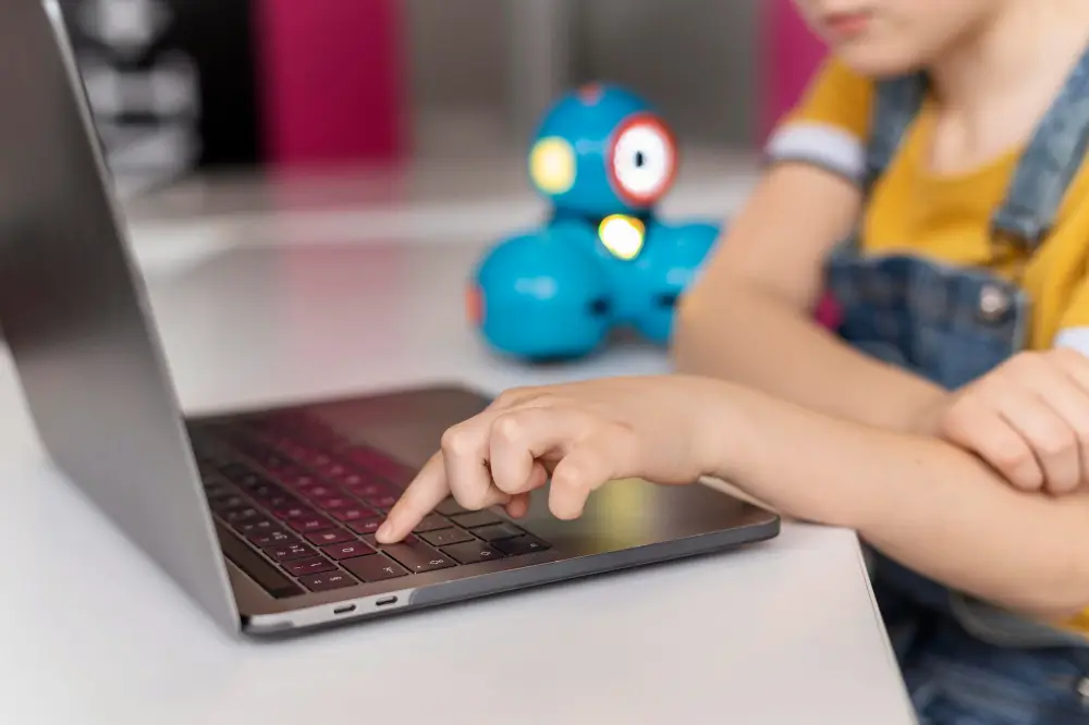 Dziecko grające w grę na laptopie